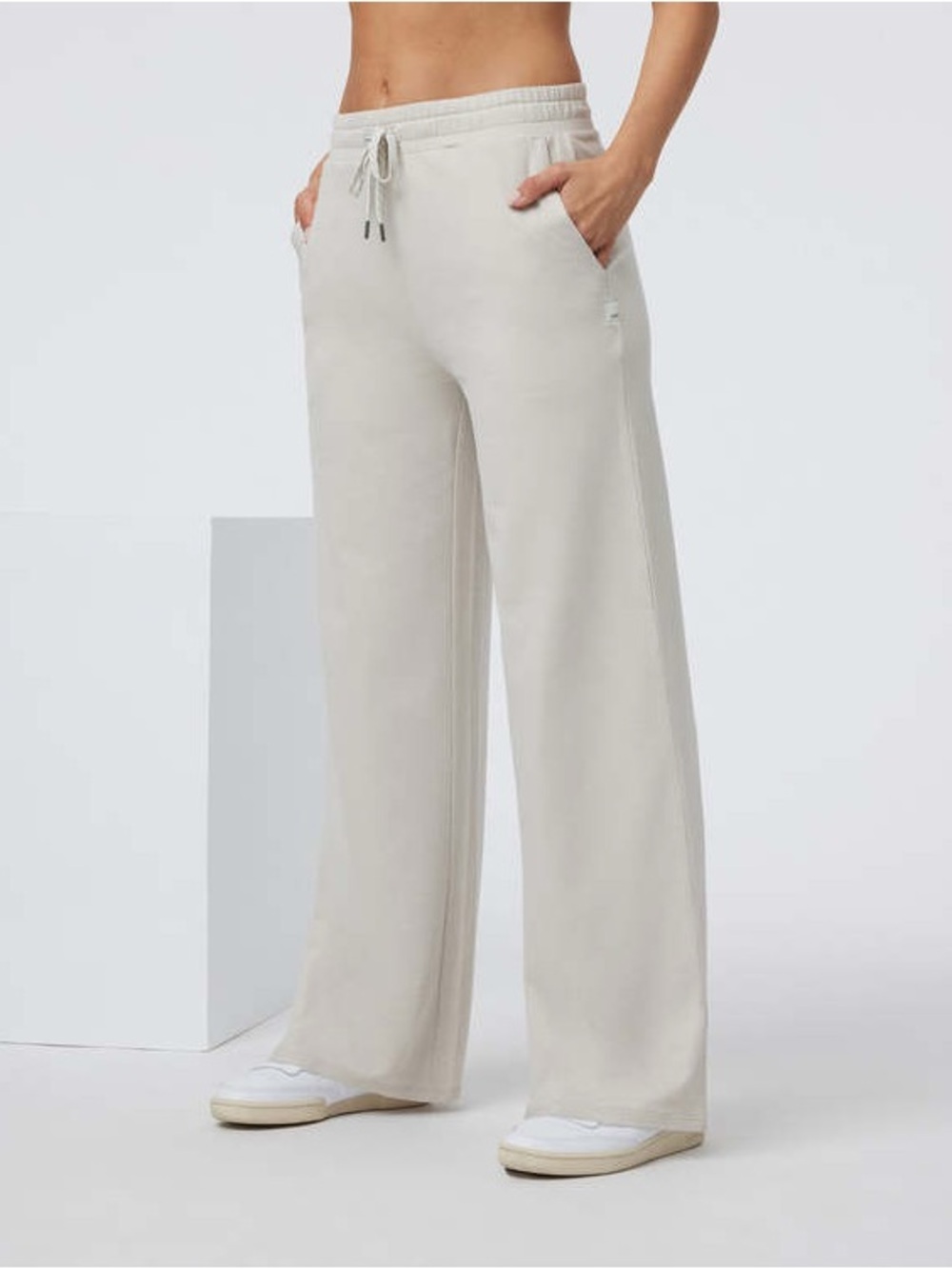 Vuori Halo Essential Wideleg
Ecru Heather